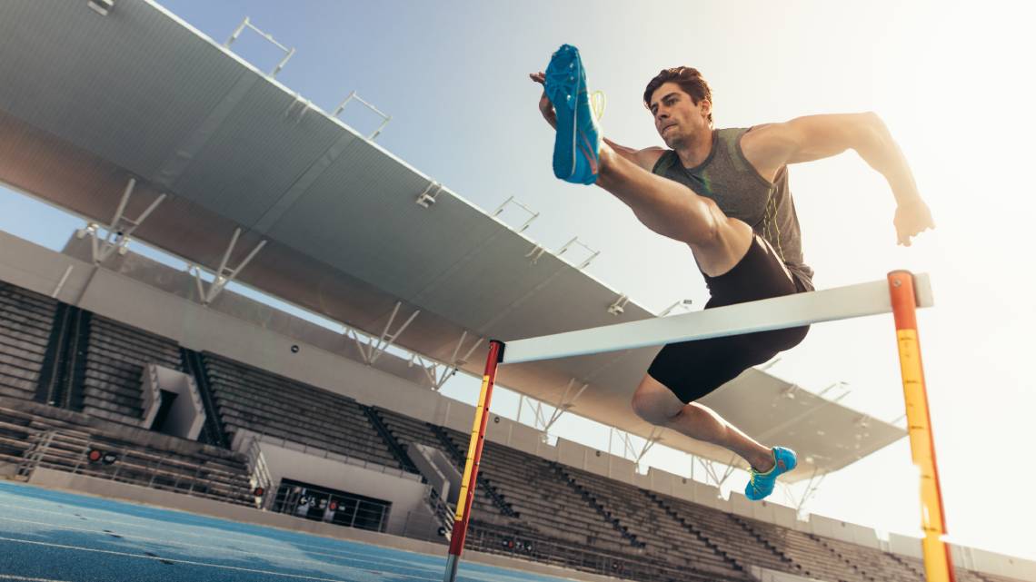 Sportler fotografiert beim Hürdenlauf