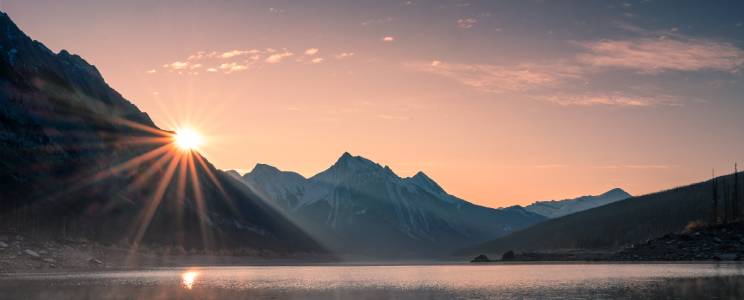 Bergkette beim Sonnenaufgang Bergkette beim Sonnenaufgang