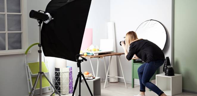 Frau bei der Produktfotografie